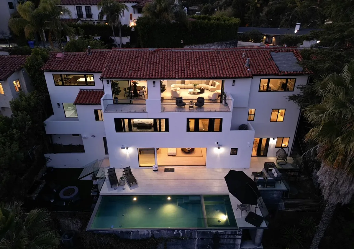 Building Photo - 2260 Maravilla Dr
