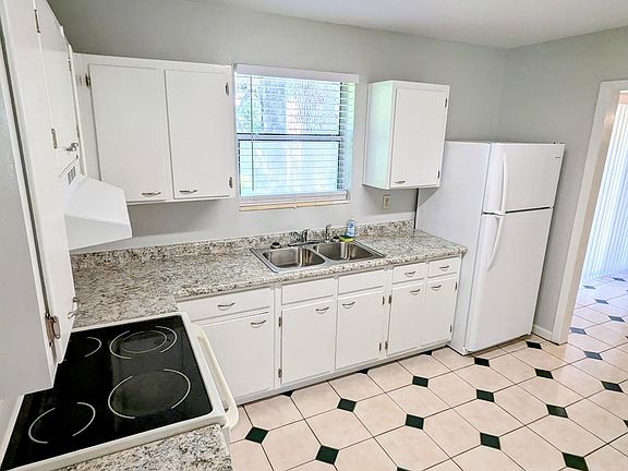 3rd image of 2301 Belle Vue Way
