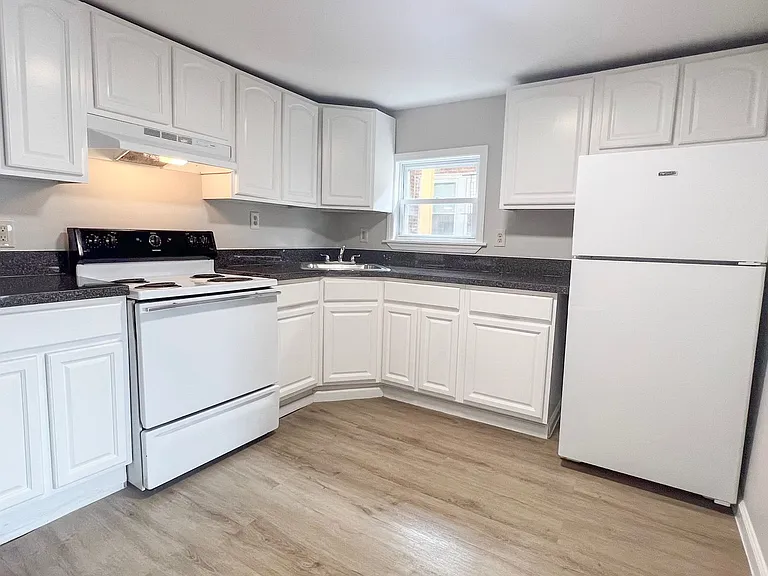 295 Franklin Ave — Photo 7