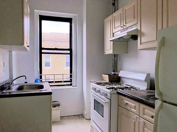 3rd image of 735 W 183rd St #B5