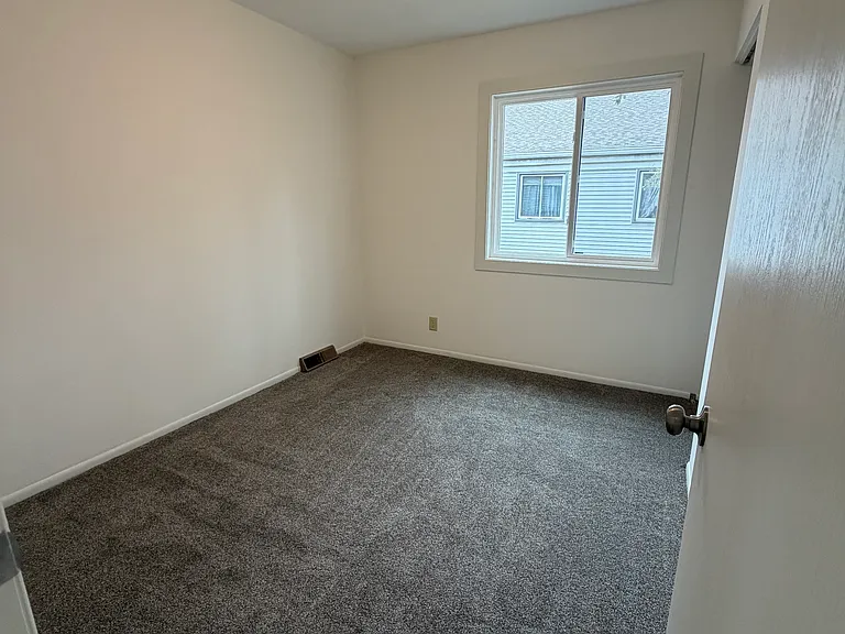 4870 Grenwich Trl N — Photo 6