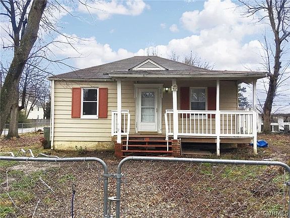 2nd image of 701 Yorkshire Dr