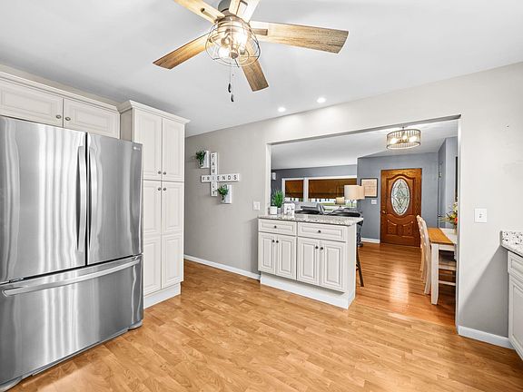 5th image of 104 E Grove St