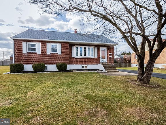 3rd image of 4539 Roslyn Dr
