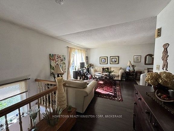 3rd image of 970 Killarney Cres