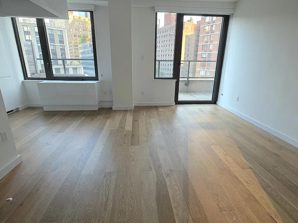 445 W 35th St #8H