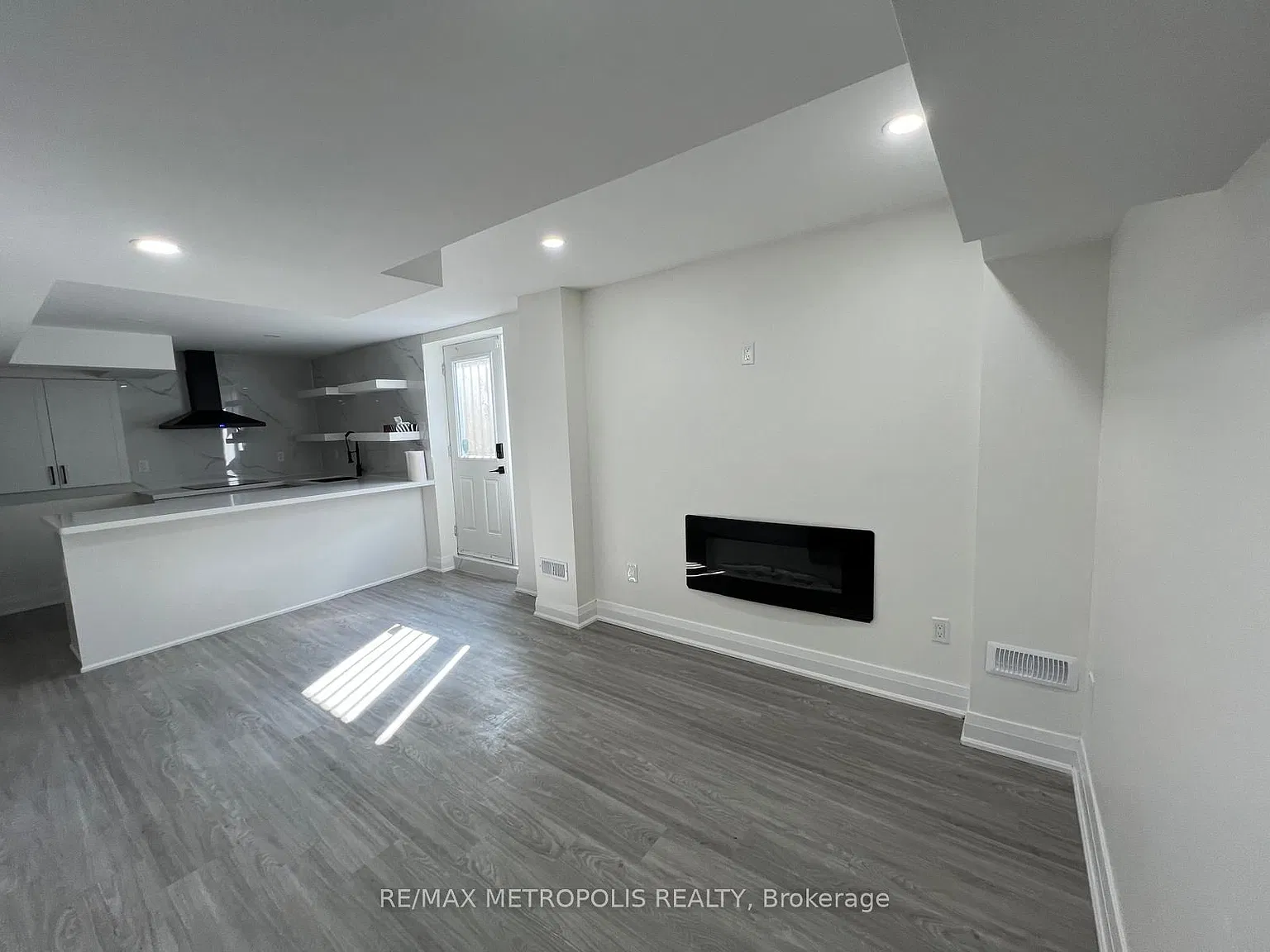 2 bed, $1,900 — Photo 2