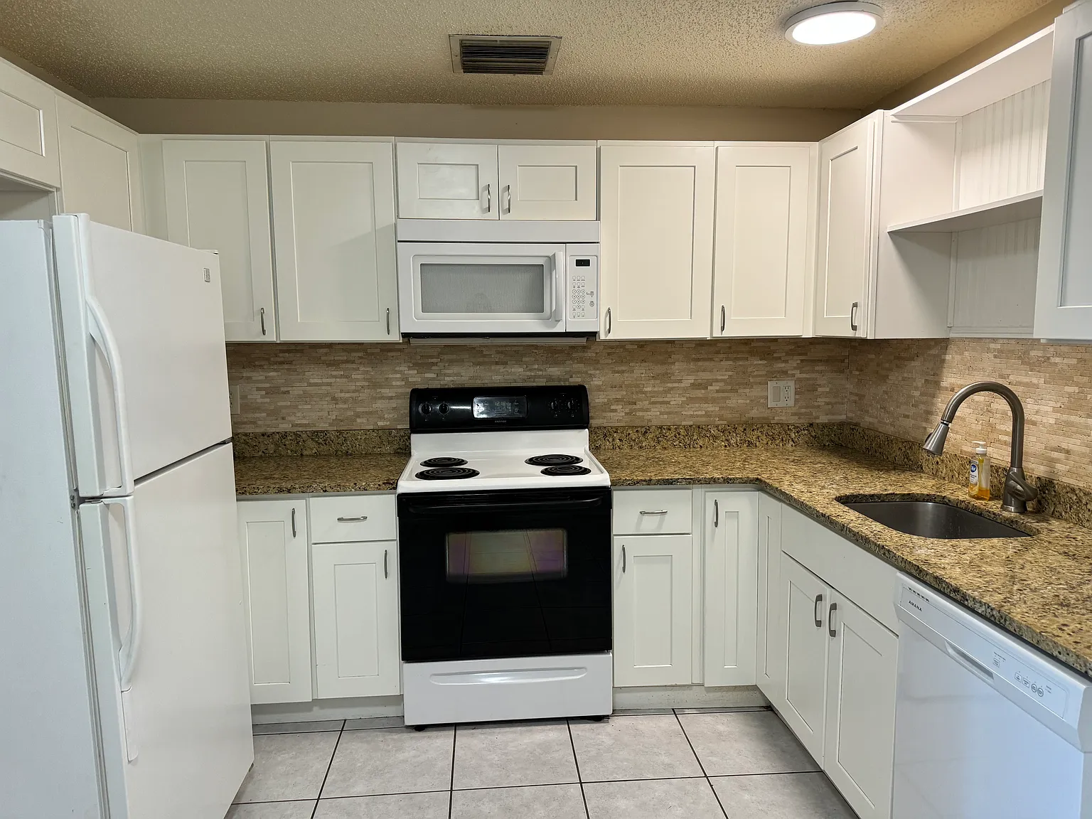 3 bed, 1022 sqft, $1,800 — Photo 4