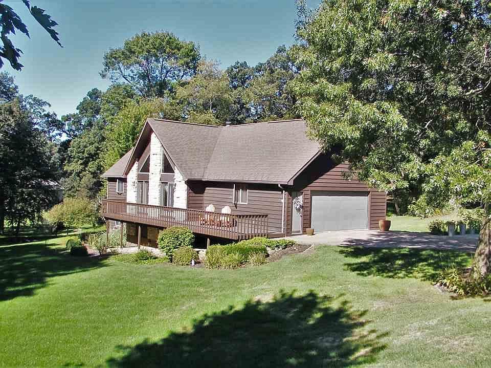 Charming Home in Peosta!