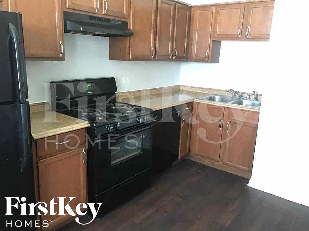 3 bed, 1.0 bath, 1247 sqft, $2,770 — Photo 4