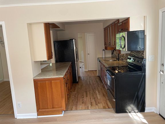 3rd image of 101 Hillside Ln S