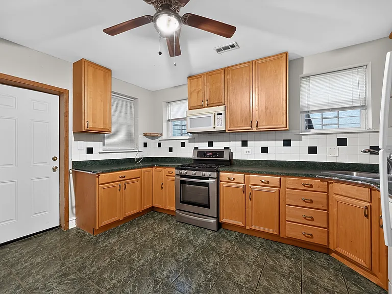 1516 W Farwell Ave — Photo 3