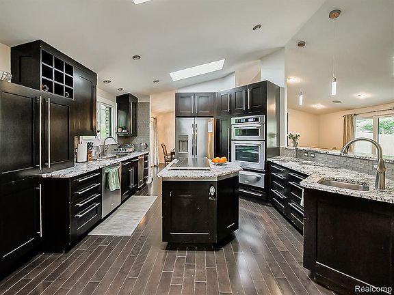 5th image of 1021 Dowling Rd