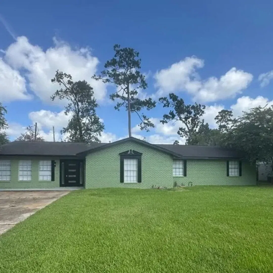 Spacious 4-Bedroom Home in Pinewood Estates | 122 Wood Manor Ln — Photo 1