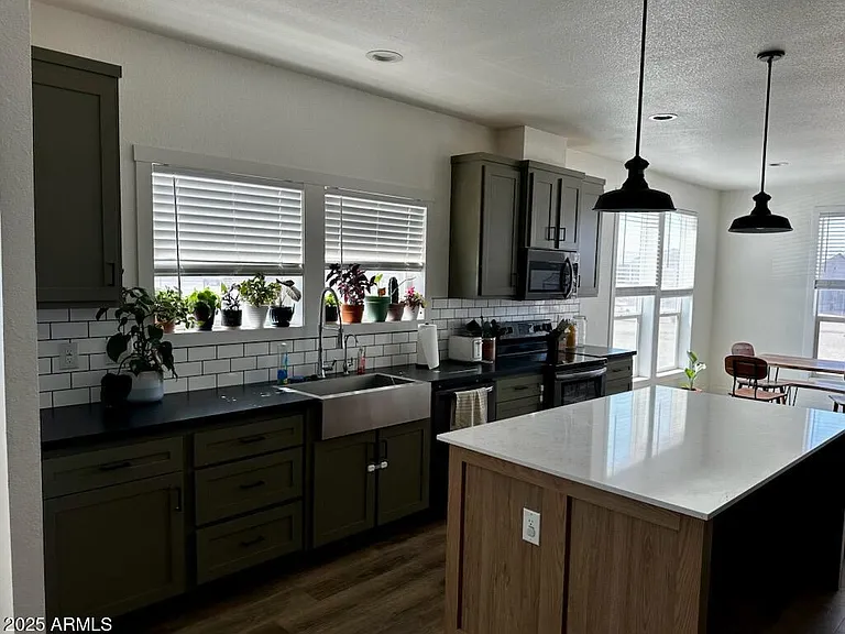 4057 N Solar St — Photo 2