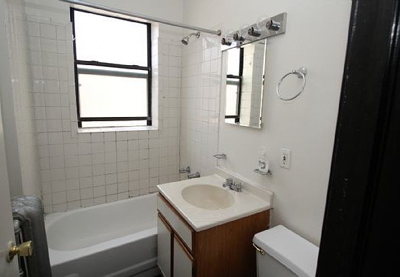 5th image of 3923 N Clarendon Ave #3