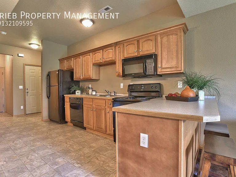 824 Woodson Ct — Photo 9