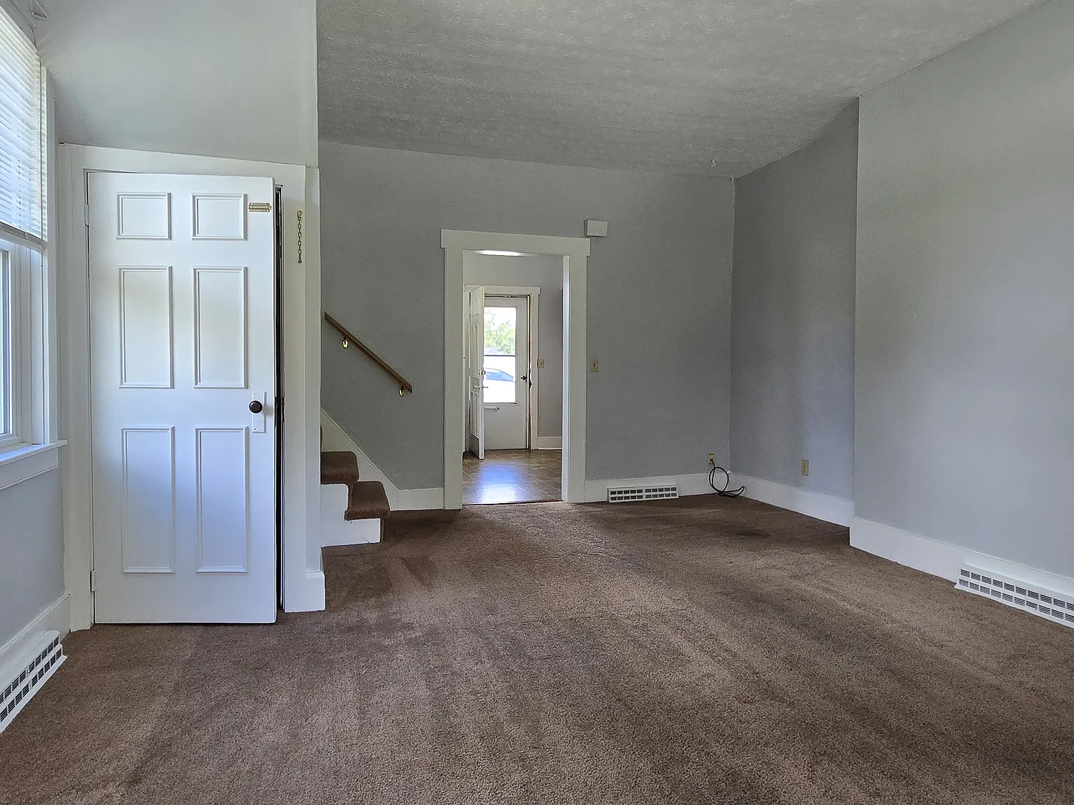 Large one bedroom duplex! — Photo 2
