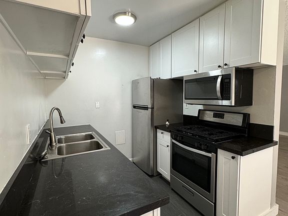 5th image of 2150 N Beachwood Dr APT 1