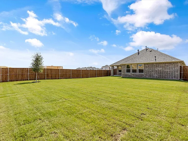 324 Amenduni Ln — Photo 31