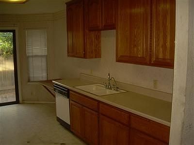 2nd image of 2464 Empress St