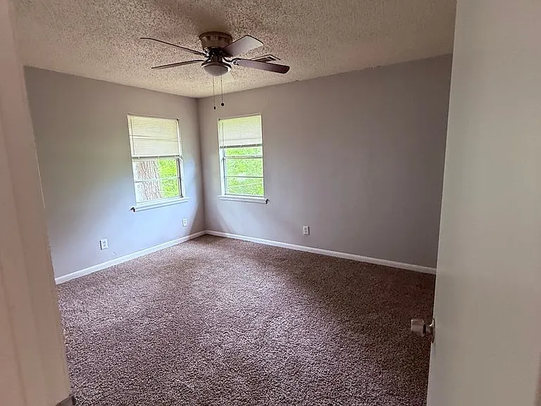 9110 Woodford Dr — Photo 12