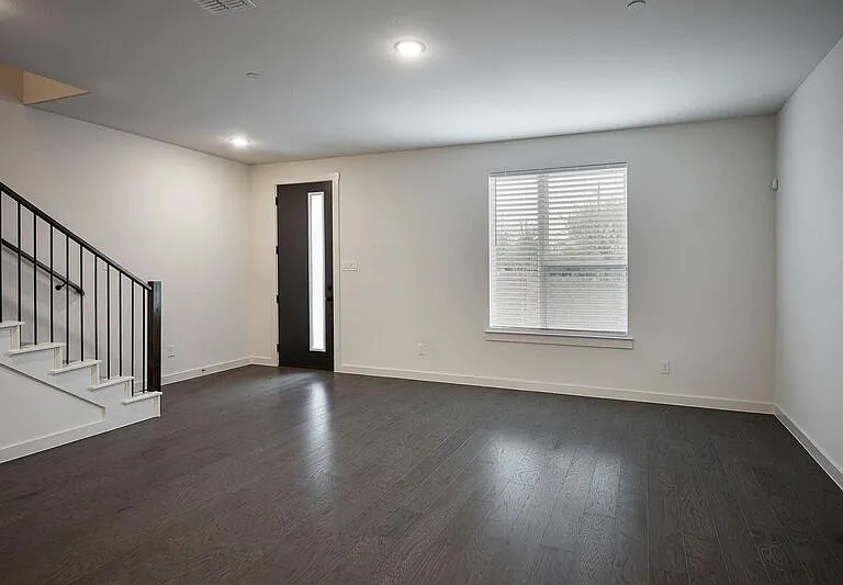 1763 Montgomery Dr — Photo 4