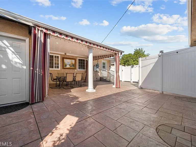 11252 Saticoy St — Photo 24