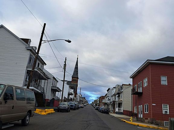 4th image of 924 Walnut St