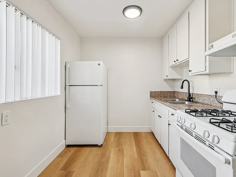 Bella Vista Apartments — Photo 23
