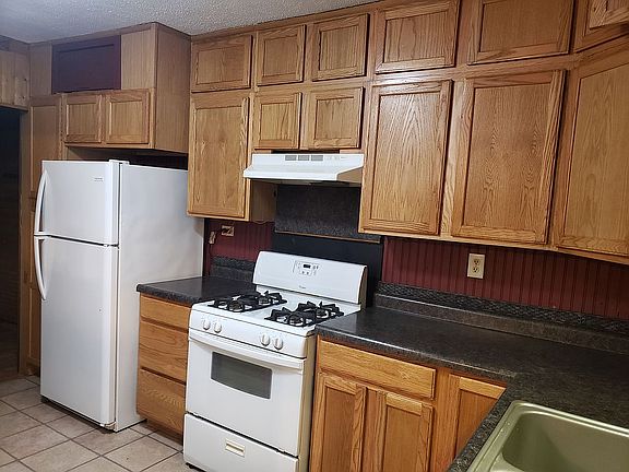 Stove and fridge come with!