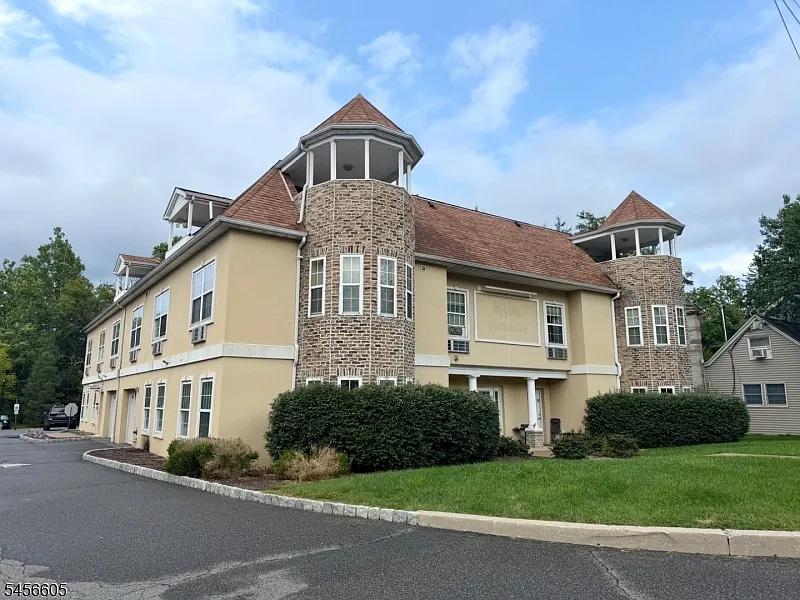 2 bed, 1.0 bath, 1500 sqft, $1,950 — Photo 1