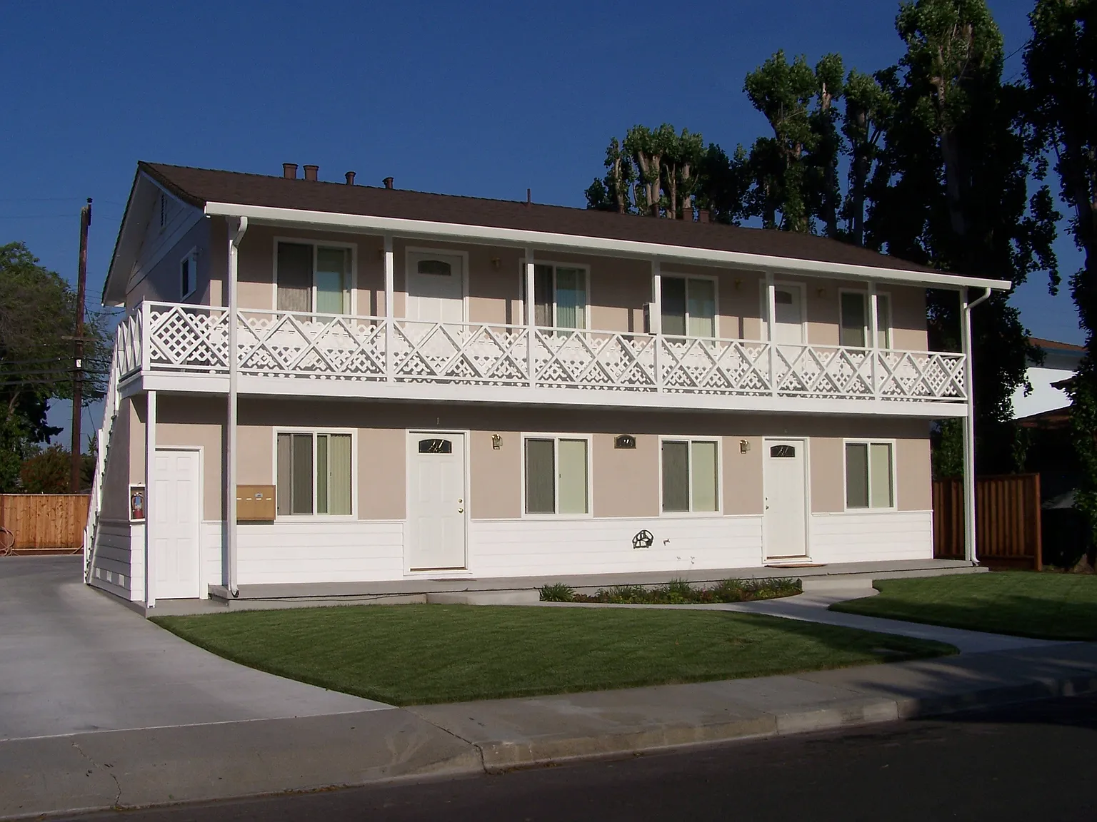 1749 Higgins Ave APT 1 photo 1
