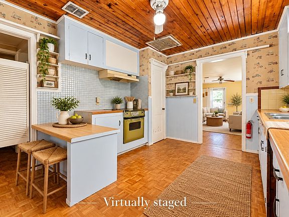 11th image of 106 Thompson St