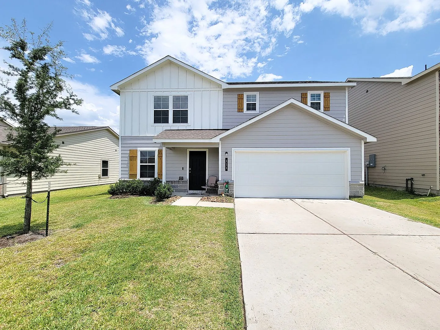 2 Story Home in the Crown Point Community! The desirable Dupont Plan boasts an open design encomp... — Photo 2