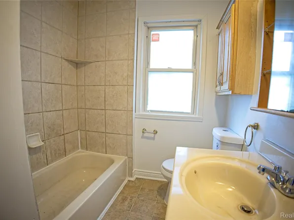 29022 John Hauk St, Garden City, MI 48135