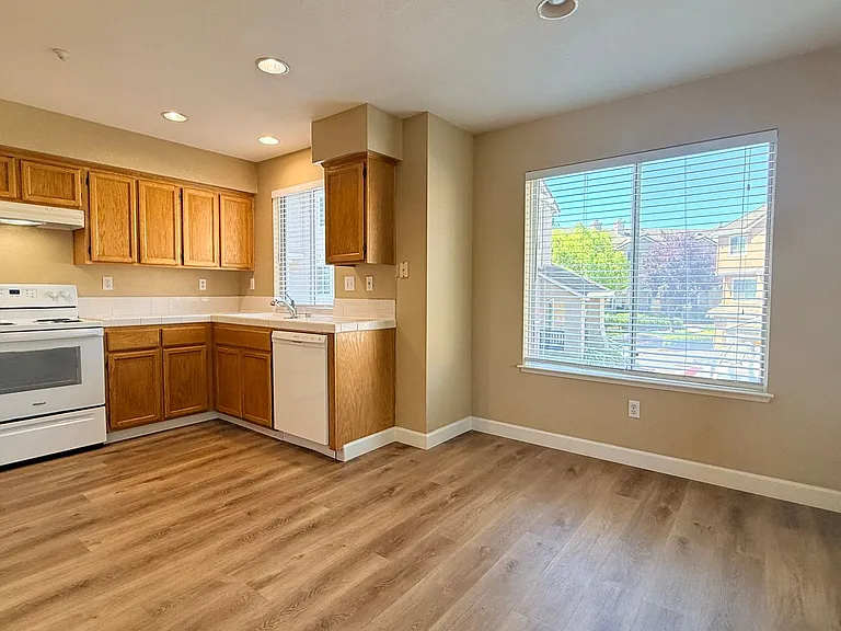 401 Skylark Ct — Photo 20