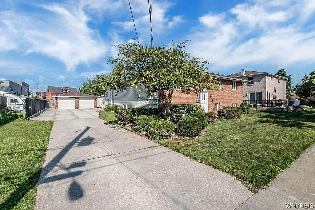 3 bed, 1.0 bath, 2592 sqft, $2,200 — Photo 4