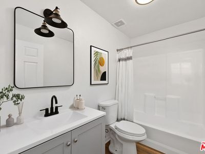 8620 S Main St, Los Angeles, CA, 90003
