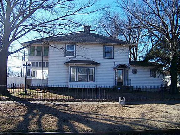 5th image of 124 E 2nd St