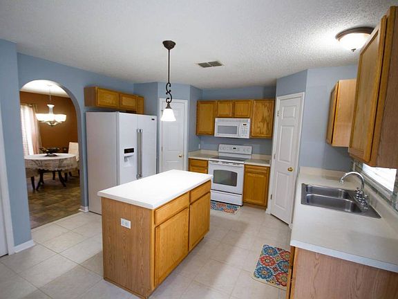 4th image of 1096 E New St