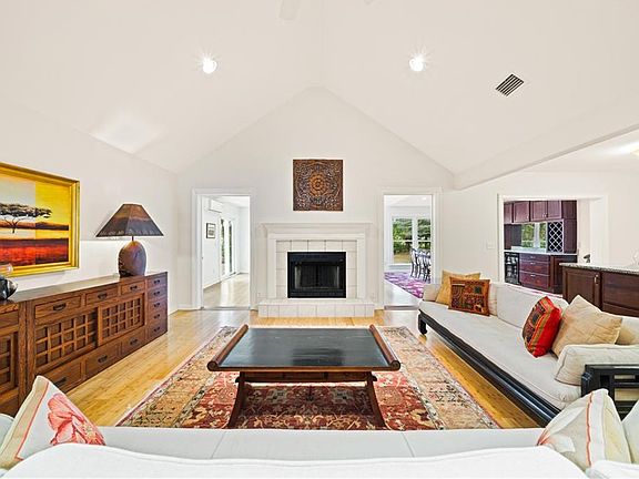 5th image of 115 Wood Crest Cir