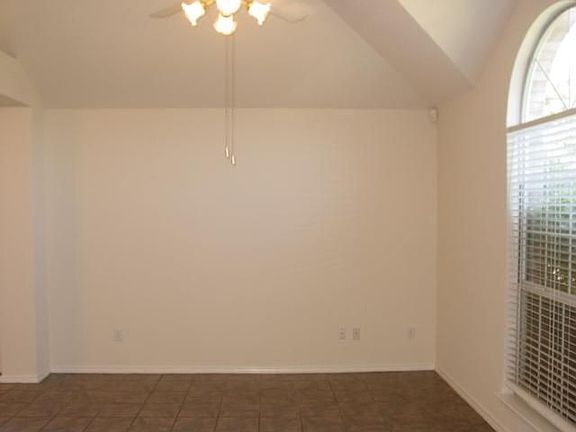 4th image of 228 Rosewood Ln