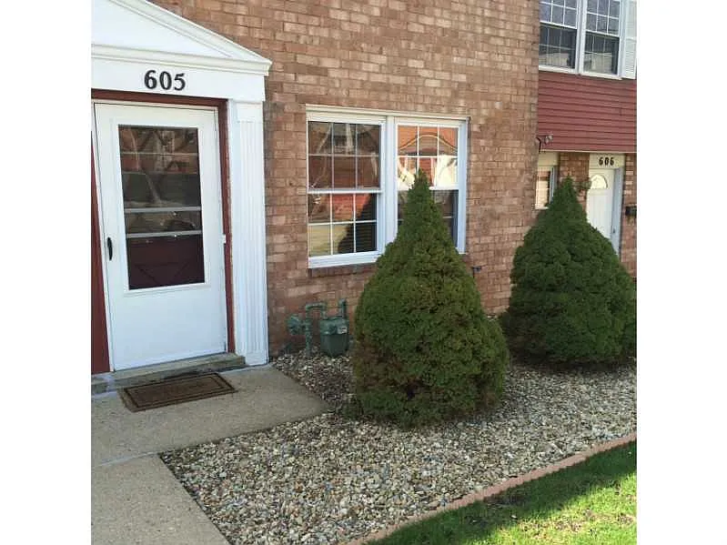 605 Hickory Cir photo 1