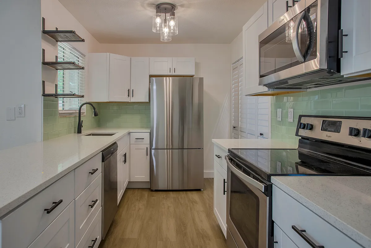 Staineless Kitchen With Quartz Countertops - 904 Hawkins St #B