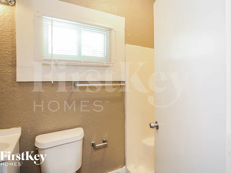 2418 Norton Ave — Photo 15