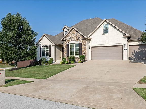 3rd image of 376 N Limestone Dr