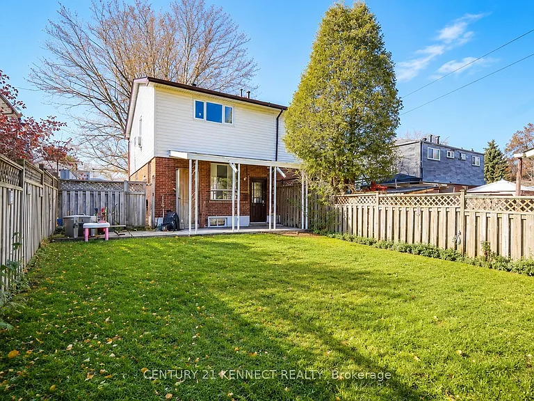 219 Barkley Cres — Photo 11