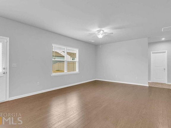 3rd image of 521 Mariposa Ln