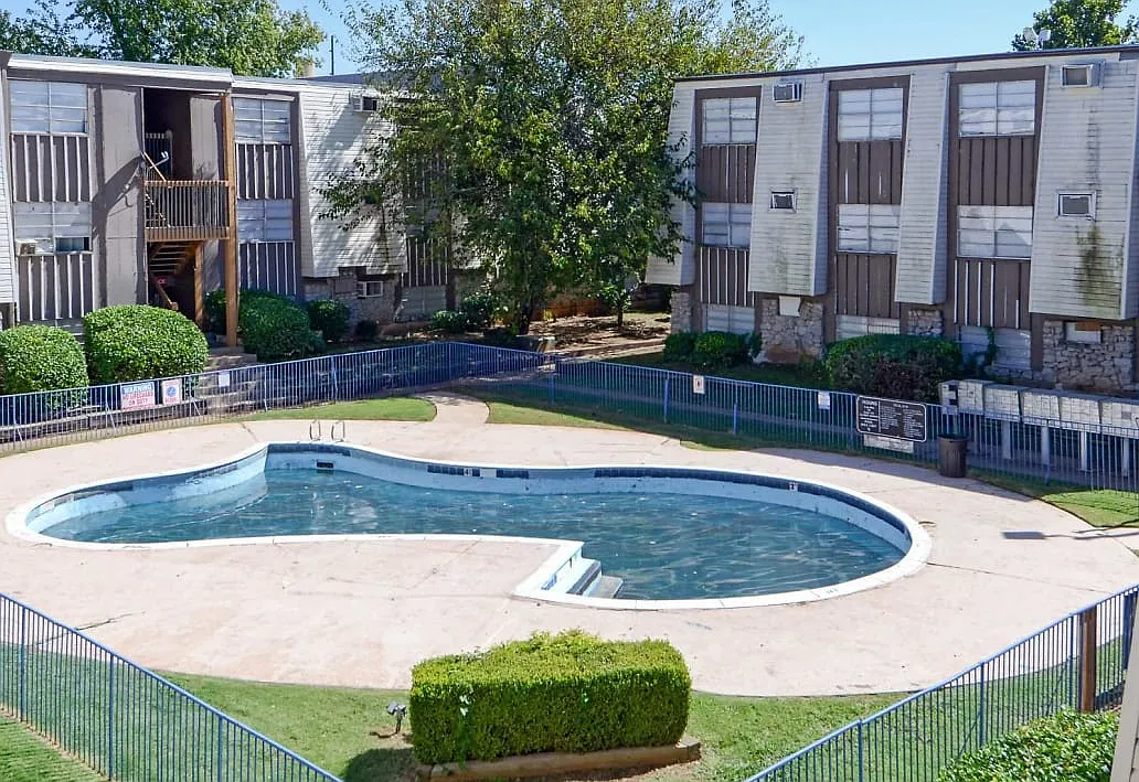 Las Brisas Apartments — Photo 1